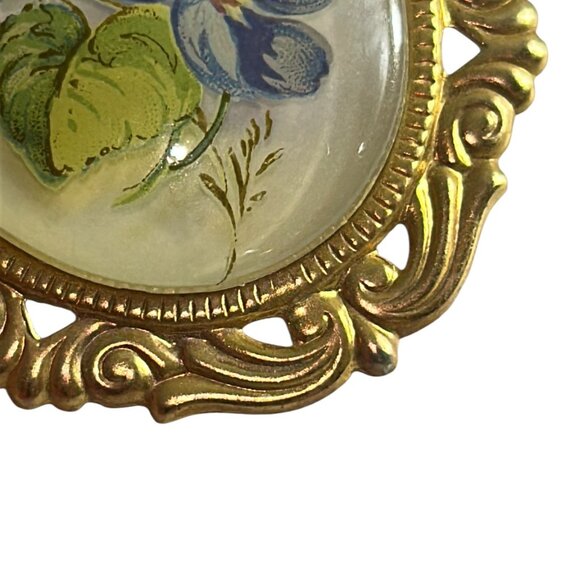 Vtg Lucite Floral Brooch Oval Domed Cabochon Blue Violets Gold Tone Frame Pin - Picture 5 of 8